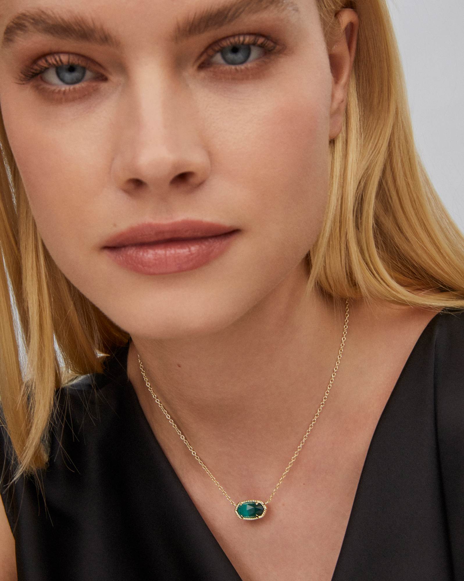 Elisa Gold Pendant Necklace in Emerald Cat's Eye | Kendra Scott